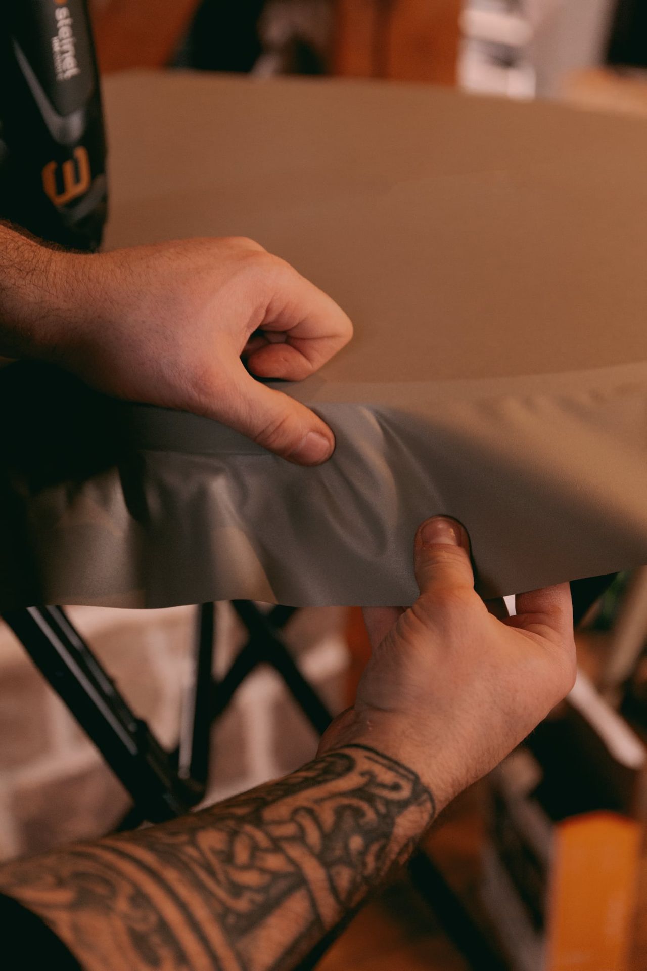 Rénovation de table avec film architectural CoverStyl effet Kaki claire