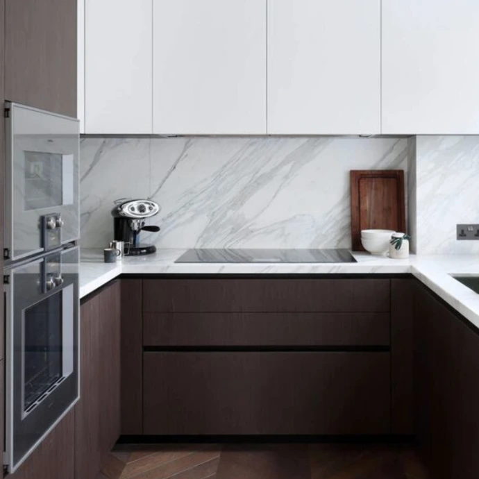 Rénovation de cuisine avec film architectural CoverStyl effet chocolat