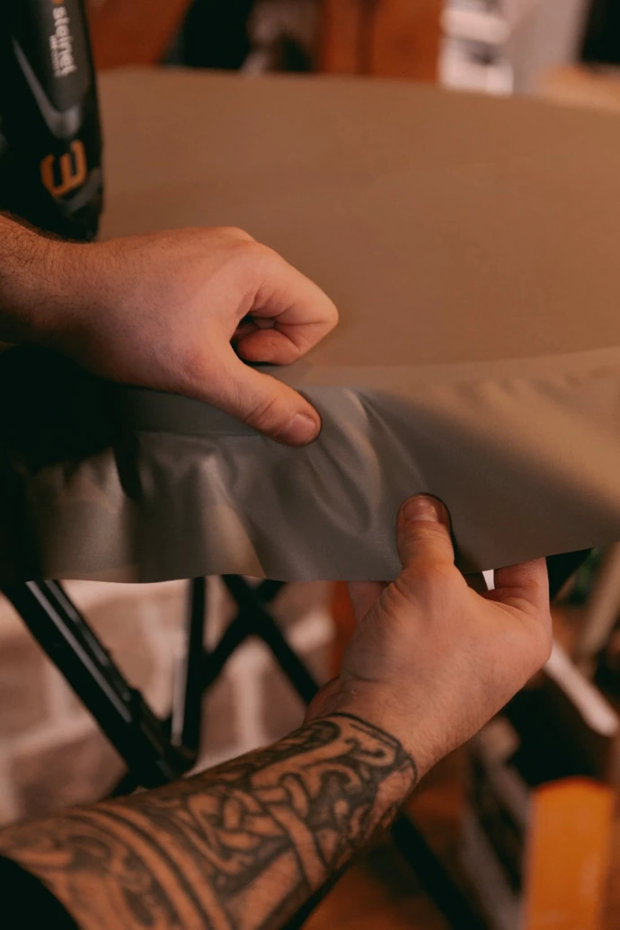 Rénovation de table avec film architectural CoverStyl effet Kaki claire