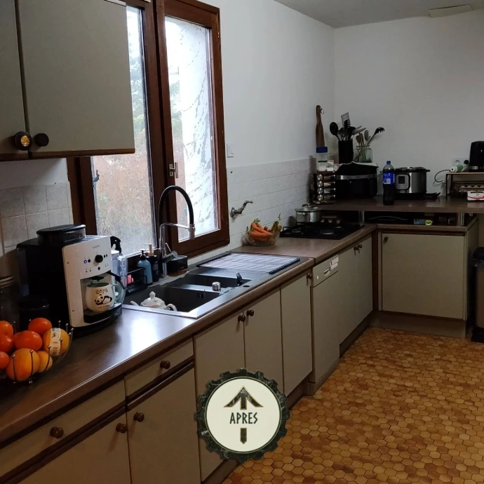 Cuisine rénovée après application d’un film architectural sur les façades. Transformation réalisée par L’Atelier Re-Cover pour moderniser l’existant sans remplacement. 