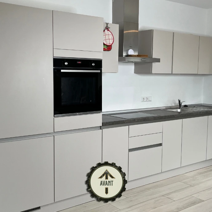 Cuisine blanche d’origine avant transformation des façades par film architectural. Projet de rénovation réalisé par L’Atelier Re-Cover. 