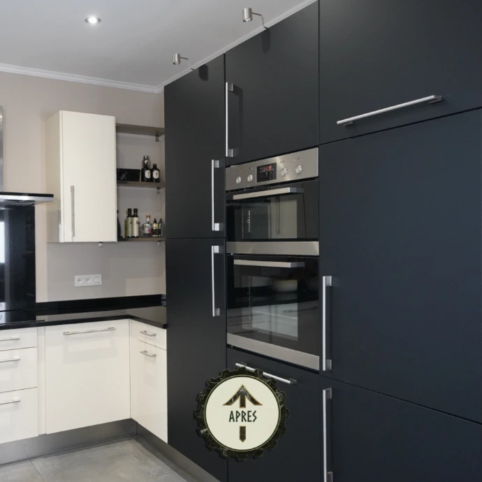 Cuisine modernisée après rénovation des façades avec film architectural noir. Transformation réalisée par L’Atelier Re-Cover. 
